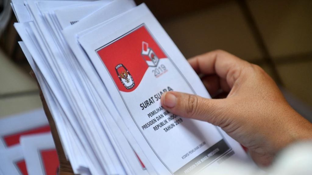 Tenaga kerja lepas menyelesaikan penyortiran dan pelipatan surat suara untuk pemilihan presiden pada Pemilu 2019 di Kantor KPU Jakarta Barat, Senin (18/2/2019).