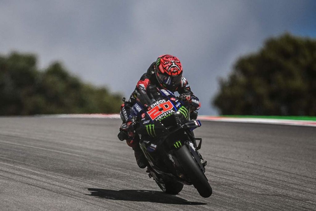 Pebalap tim Yamaha Fabio Quartararo memaju motornya pada sesi kualifikasi MotoGP seri Portugal di Sirkuit Internasional Algarve, Portimao, Sabtu (23/4/2022). 