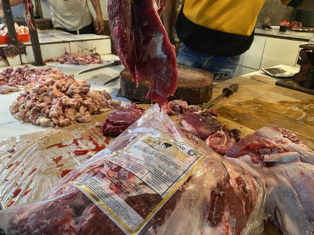 Daging kerbau impor beku asal India dijajakan dalam kemasan oleh pedagang di Pasar Induk Kramat Jati, Jakarta Timur (13/3/2023). Harga daging kerbau impor ini kerap dijual di pasar tradisional dengan sebutan daging sapi impor dengan harga Rp 90.000 hingga Rp. 100.000 per kilogram. 