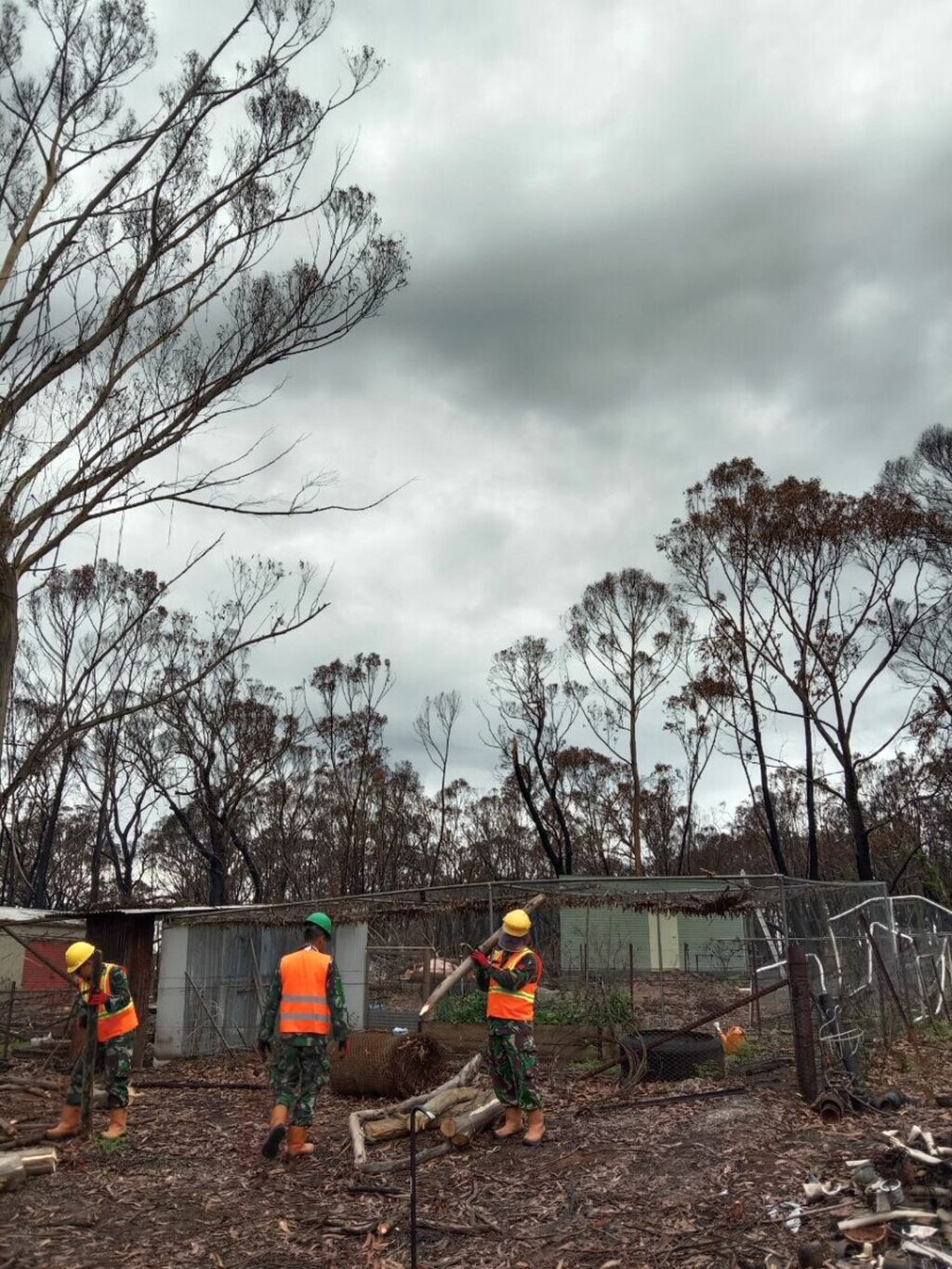 Pasukan TNI membantu Pemerintah Australia melakukan pembersihan pascakebakaran hutan dan semak di Aboriginal Community, Lithgow City, New South Wales, Australia, pada Februari-Maret 2020.
