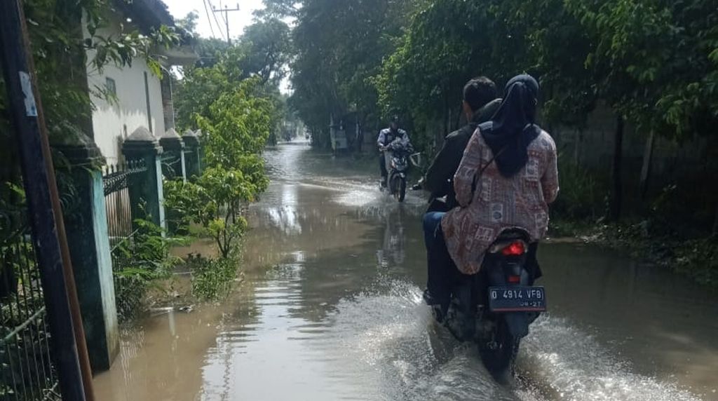 Banjir merendam salah satu perumahan warga di Rancaekek, Kabupaten Bandung, Jawa Barat, Selasa (9/1/2024). Banjir dipicu hujan di Kabupaten Bandung selama beberapa hari terakhir.