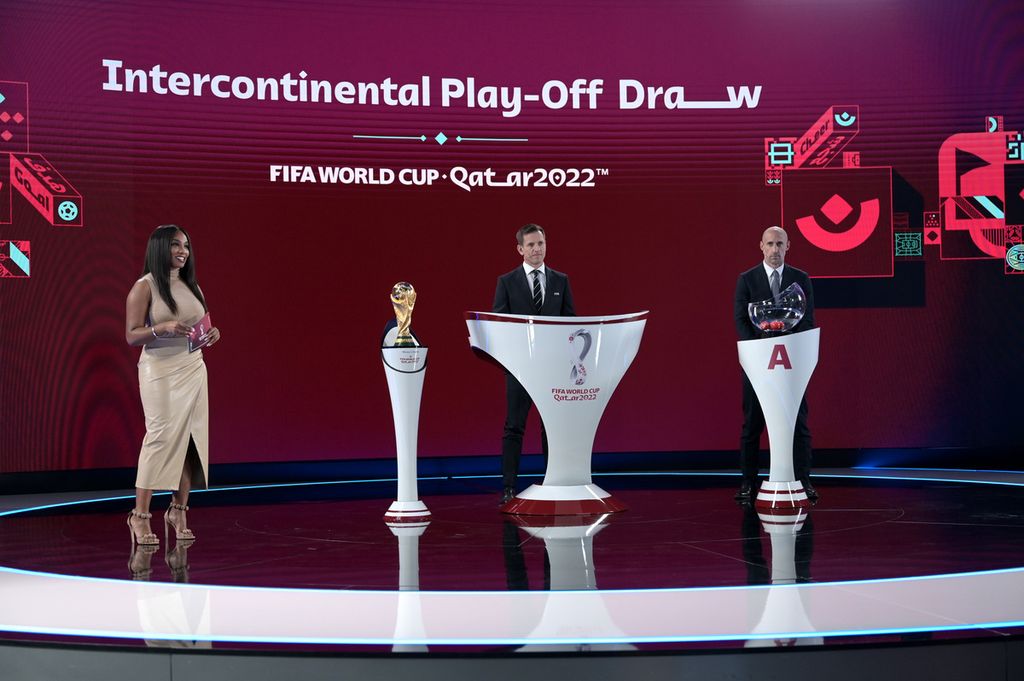 Direktur Kompetisi FIFA Manolo Zubiria (tengah) memimpin agenda pengundian babak <i>playoff</i> kualifikasi Piala Dunia Qatar 2022 di kantor pusat FIFA di Zurich, Swiss, Kamis (26/11/2021). Piala Dunia akan digelar akhir tahun ini.