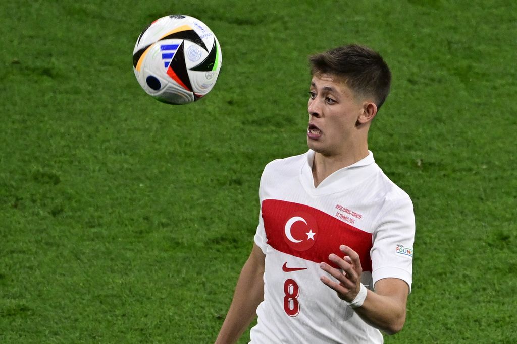 Penyerang Turki, Arda Guler, mengontrol bola saat pertandingan babak 16 besar Piala Eropa 2024 antara Austria dan Turki di Stadion Leipzig, Jerman, Selasa (2/7/2024). Guler telah menjalani latihan bersama Real Madrid untuk tur pramusim di Amerika Serikat, Senin (29/7/2024).