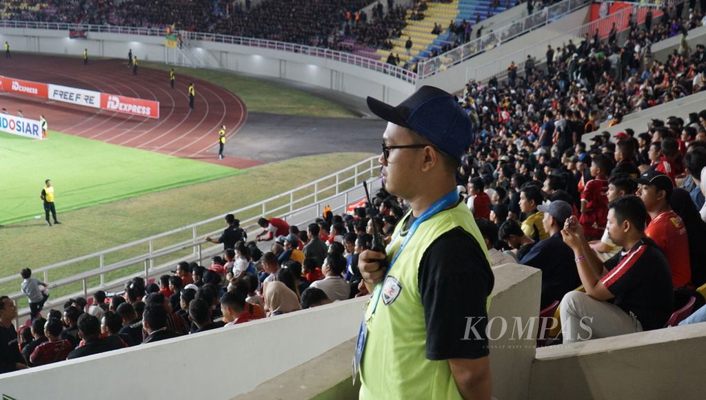 Seorang <i>steward </i>tengah bertugas dalam laga lanjutan Liga 1 Indonesia antara Persis Solo kontra Persija Jakarta di Stadion Manahan, Kota Surakarta, Jawa Tengah, Sabtu (30/9/2023). Penggunaan <i>steward </i>menjadi bagian baru dalam gelaran sepak bola nasional. 