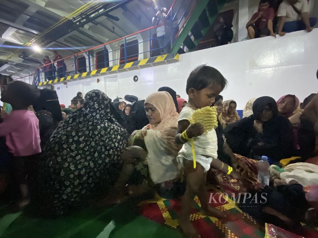 Kedatangan pengungsi etnis Rohingya ke Aceh telah menimbulkan dilema bagi warga Aceh. Riak-riak penolakan mulai muncul. Namun, aktivis kemanusiaan telah mendesak pemerintah agar menerima Rohingya.