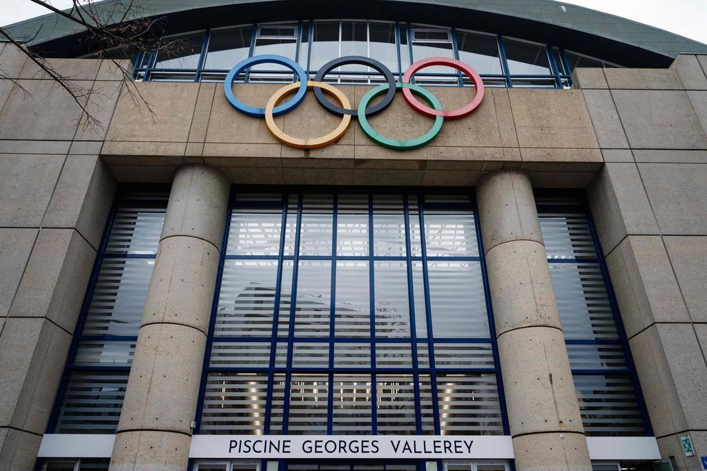 Arsip foto tanggal 5 Maret 2024 menampilkan sisi depan kolam renang Georges Vallerey yang sedang direnovasi untuk kolam latihan Olimpiade dan Paralimpiade Paris, Perancis.