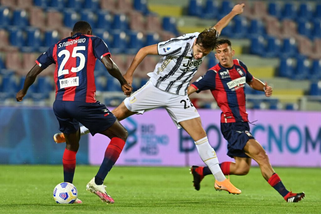 Ilustrasi : Pemain Juventus Federico Chiesa (tengah) berjibaku saat melawan Crotone di Stadion Ezio Scida, Crotone, Italia, Sabtu (17/10/2020). 