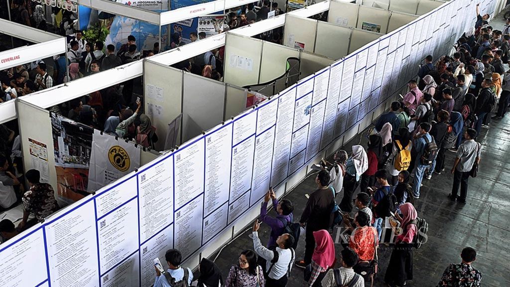 Pencari kerja mencari lowongan pekerjaan dalam bursa kerja terbuka yang diselenggarakan Dinas Tenaga Kerja dan Transmigrasi Jawa Timur di JX International, Surabaya, Jumat (14/9/2018). Kegiatan yang diikuti 70 perusahaan tersebut menyediakan hampir 5.000 lowongan pekerjaan.