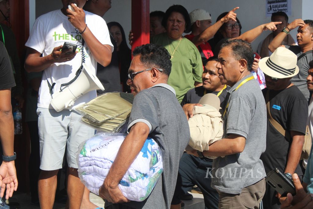 Pembagian suvenir bagi WNI yang mengikuti misa akbar bersama Paus Fransiskus di Dili,Timor Leste, pada Selasa (10/9/2024). Suvenir itu disediakan oleh Pemerintah Timor Leste.