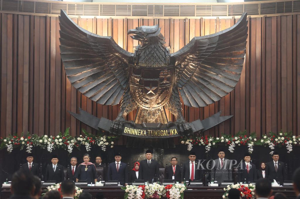 Ketua Majelis Permusyawaratan Rakyat (MPR) Bambang Soesatyo (tengah) didampingi para wakil ketua MPR saat sidang paripurna terakhir MPR 2019-2024 di Kompleks Parlemen, Senayan, Jakarta, Rabu (25/9/2024). 