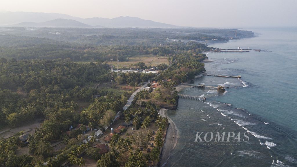 Foto aerial suasana pagi di Pantai Anyer, Karang Bolong, Anyer, Kabupaten Serang, Banten, Kamis (28/9/2023). 