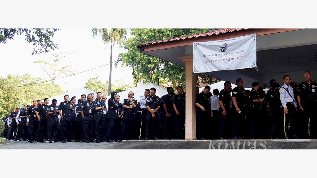 Royal Malaysian Police (PDRM) members lined up to cast their votes in the early voting process for the 2018 Malaysian election, on Saturday (5/5/2018) in Kuala Lumpur, Malaysia.