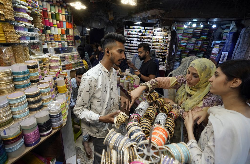 Beberapa calon pembeli melihat-lihat perhiasan di sebuah toko di Karachi, Pakistan, Minggu (7/4/2024), untuk dikenakan pada perayaan Idul Fitri. 
