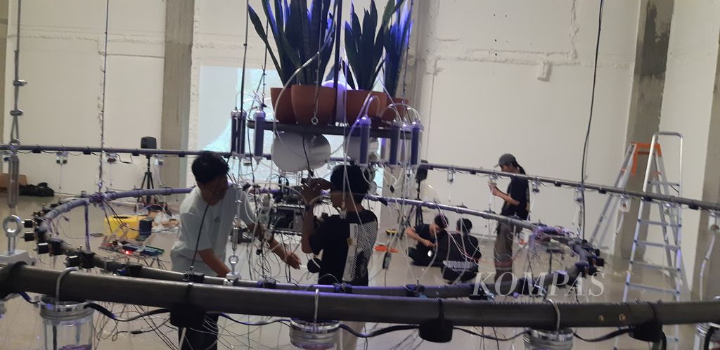 Perupa muda Bagus Pandega (39) tengah mempersiapkan karya berjudul, Hyperpnea Green, Jumat (8/3/2024). Bagus menghadirkan sejumlah karya seni instalasi sebagai seni media baru dalam pameran bertajuk, Lingkaran, di Galeri ROH Project, Jakarta,, 13 Maret - 28 April 2024.