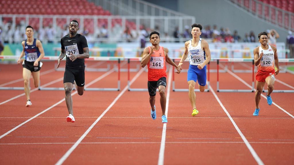 Para pelari berusaha menjadi yang tercepat dalam final atletik nomor lari gawang 400 meter putra uji coba kejuaraan Asian Games di Gelora Bung Karno, Jakarta, Senin (12/2). Pelari-pelari Indonesia gagal dalam nomor ini. Emas diarih pelari India Jabir Madari Palliyalil. 