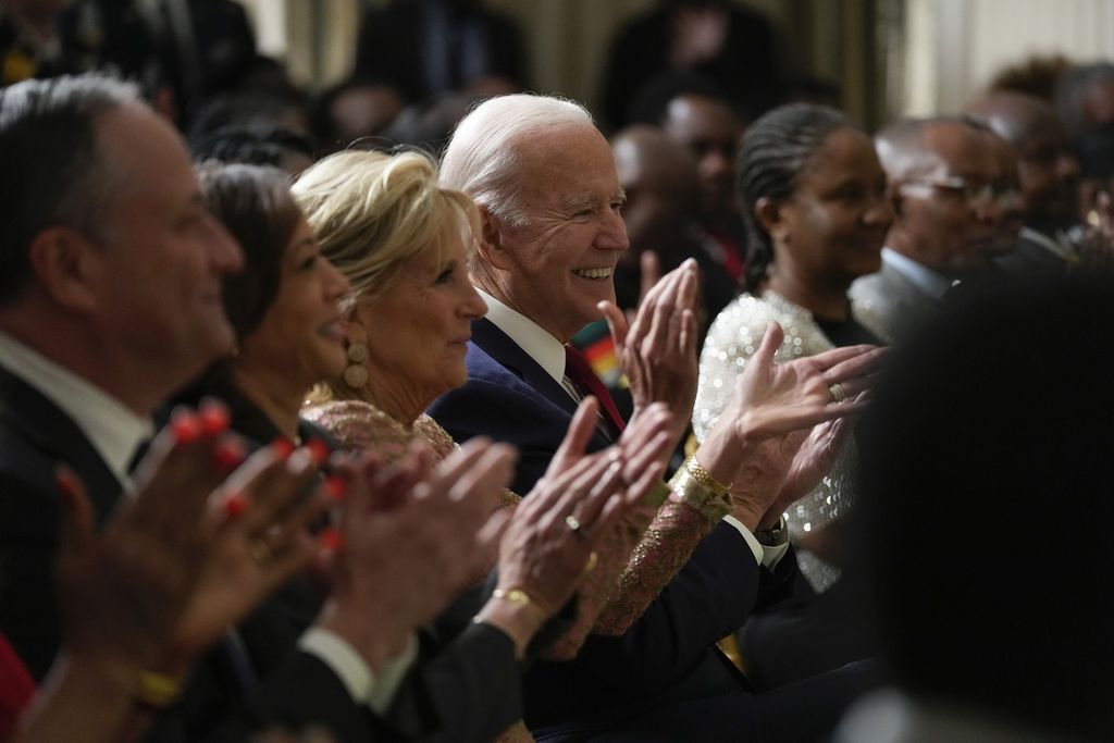 Presiden Amerika Serikat Joe Biden (tengah) dan jajarannya bertepuk tangan saat pertemuan diplomatik AS dan para pemimpin Afrika di Gedung Putih, Washington, Rabu (14/12/2022) waktu setempat. Mereka sempat menyaksikan laga Maroko versus Perancis pada semifinal Piala Dunia di Qatar.