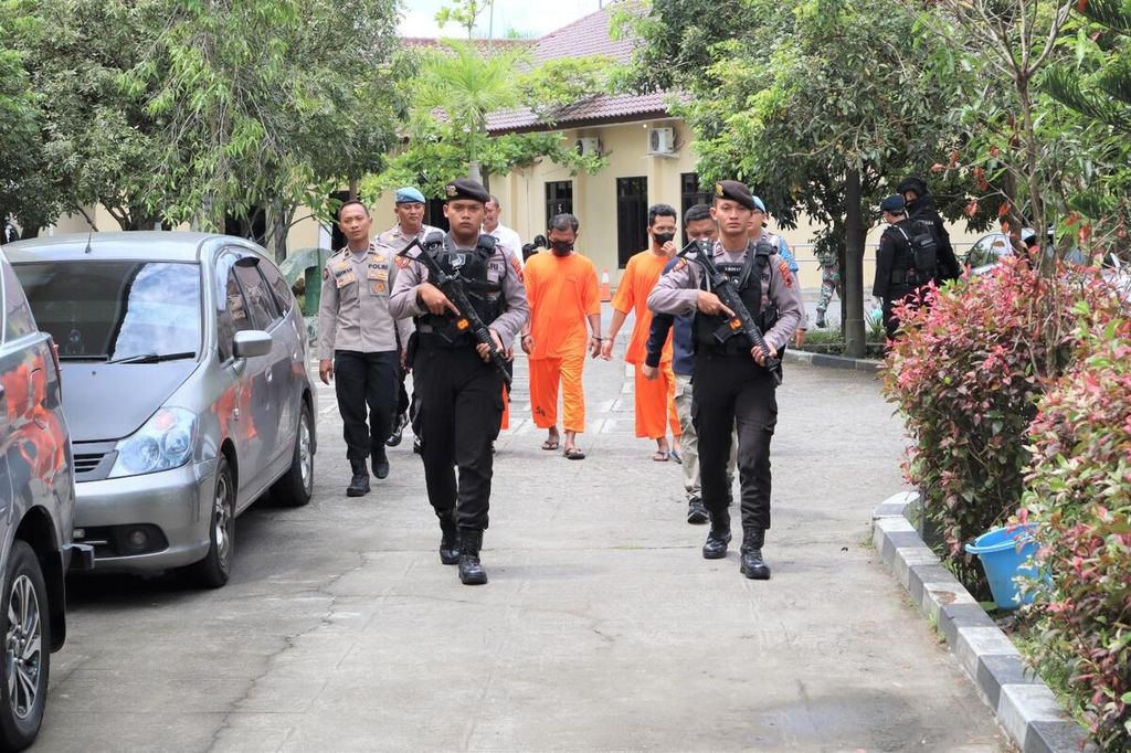 Dua dari tiga tersangka digiring polisi menuju ruangan jumpa pers di Polresta Magelang, Kabupaten Magelang, Senin (19/4/2023).