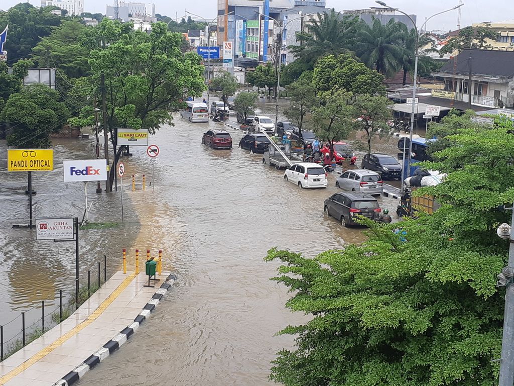 Banjir merendam ruas Jalan Basuki Rahmat, Palembang, Sumatera Selatan, Sabtu (25/12/2021). Banjir ini disebabkan oleh meningkatnya curah hujan dan meluapnya anak Sungai Musi.