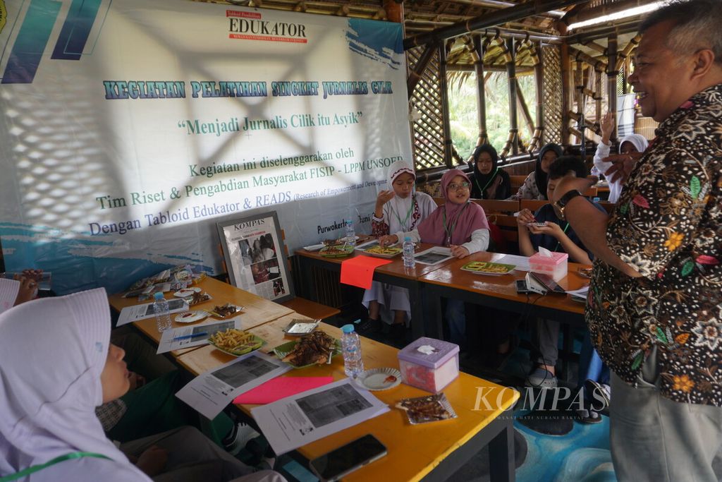 Suasana pelatihan jurnalis cilik yang digelar Universitas Jenderal Soedirman bagi siswa-siswi SD di Banyumas, Jawa Tengah, Rabu (1/6/2022).