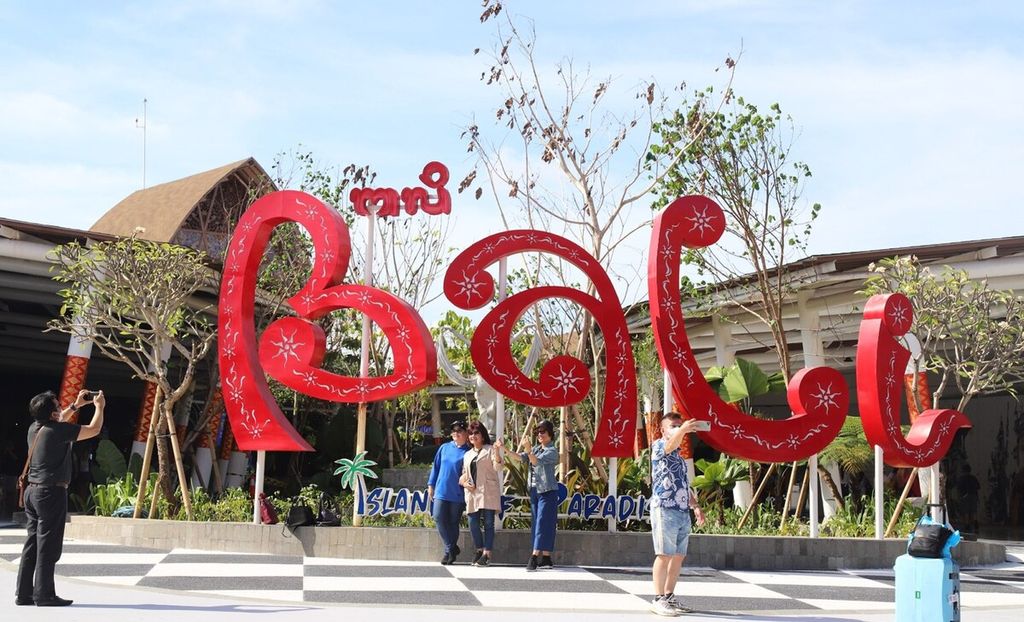 Suasana di area terminal Bandara Internasional I Gusti Ngurah Rai, Badung, Bali, November 2023.