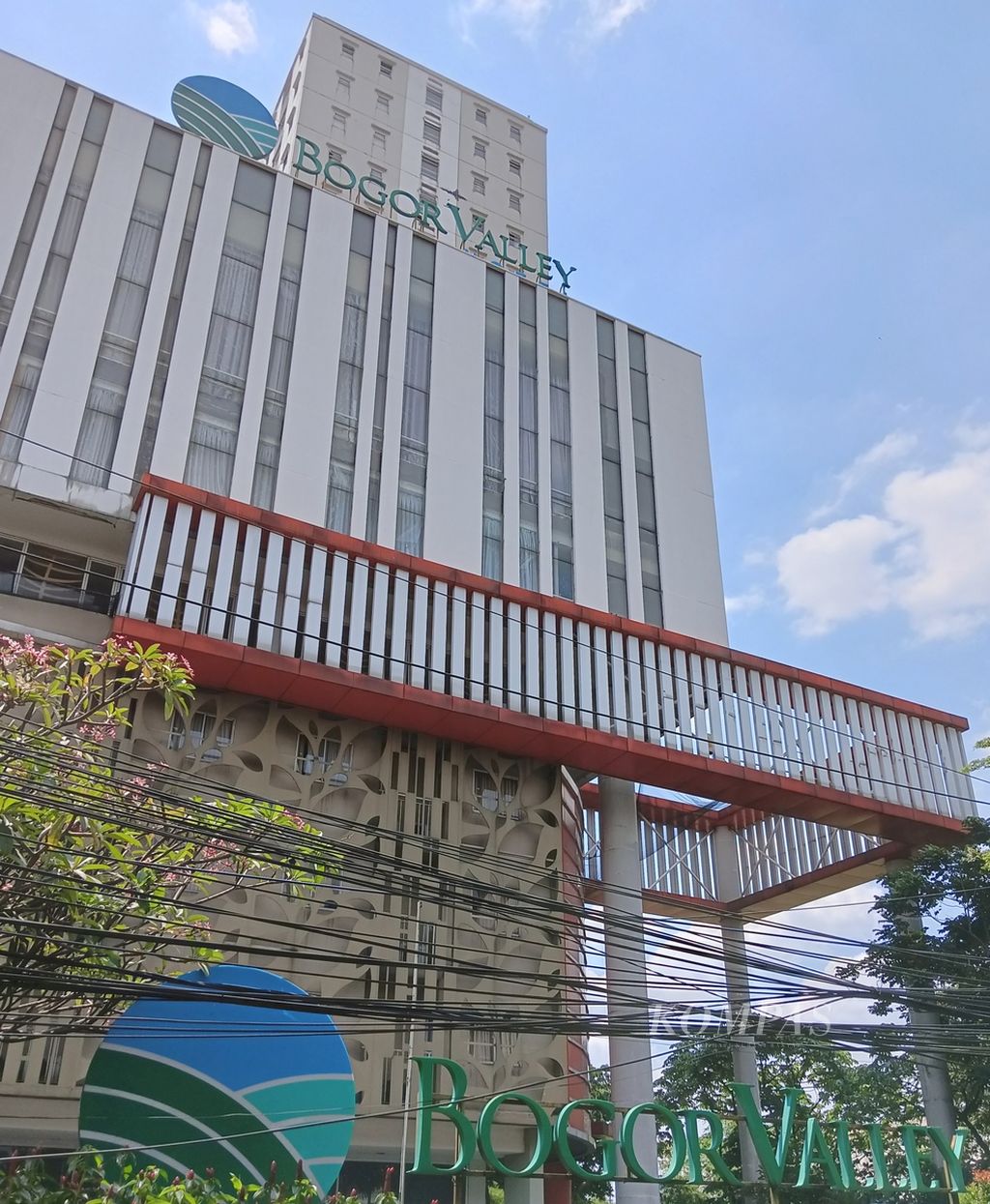 Hotel dan apartemen Bogor Valley di Kota Bogor, Jawa Barat, kerap menjadi lokasi prostitusi daring. Pada Senin (3/4/2023) sekitar pukul 02.00, Polresta Bogor menangkap dua tersangka praktik prostitusi daring di apartemen Bogor Valley.