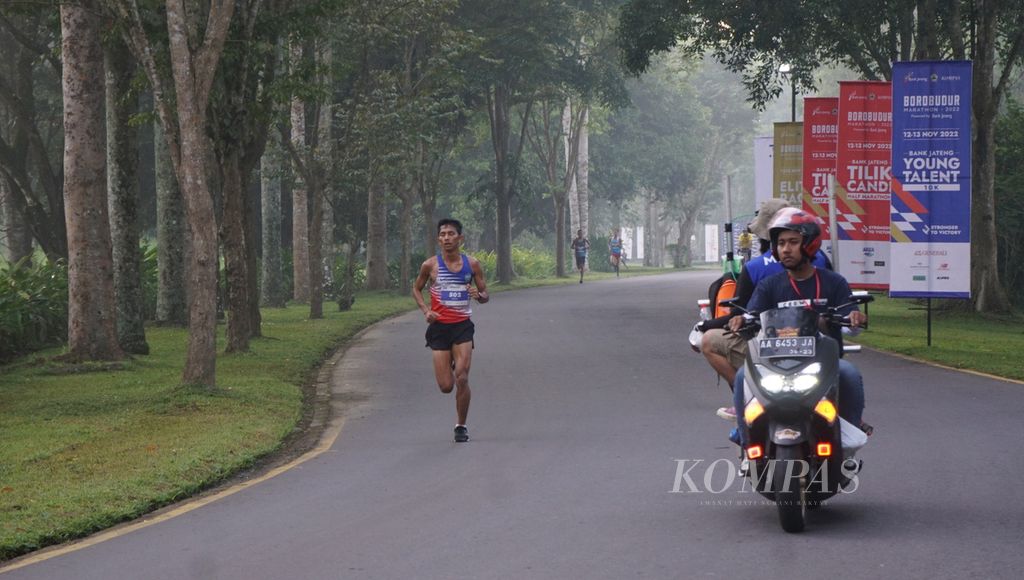 Fadhil Aulia Mufti, pelari asal Sumatera Utara, memimpin pada putaran pertama dalam Bank Jateng Young Talent di Borobudur Marathon 2022 Powered by Bank Jateng, di Kawasan Candi Borobudur 2022, Magelang, Jawa Tengah, Sabtu (12/11/2022). Ia  menjadi pemuncak dalam lomba tersebut untuk kategori putra.