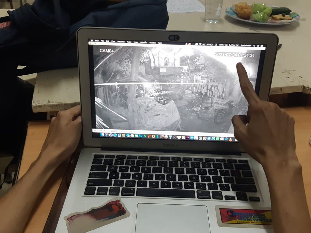 Keluarga menunjukkan foto rekaman CCTV yang merekam keberadaan motor yang dijadikan sebagai barang bukti kasus begal di Bekasi. Saat pembegalan pada 24 Juli 2021 pukul 01.30, motor yang dijadikan barang bukti itu berada di rumah salah satu terdakwa.