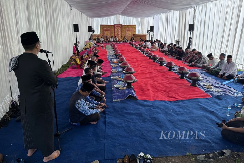 The atmosphere of the Lebaran Topat Mentaram Hikayat event at the Bintaro Cemetery, Ampenan District, Mataram City, West Nusa Tenggara, Wednesday (17/4/2024).