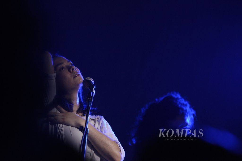 Penyanyi Mitski ketika berkonser di Rossi Musik, Jakarta Selatan, pada 20 Februari 2019 dalam rangkaian tur promo album <i>Be the Cowboy</i>.