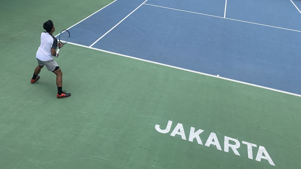 Petenis Indonesia, M Rifqi Fitriadi, tampil menghadapi wakil India, Karan Singh, di babak 16 besar pekan kedua turnamen Medco Power Tennis Champinships M15 2023 di lapangan tenis Hotel Sultan, Kamis (26/1/2023). Rifqi menang, 6-2, 6-4.