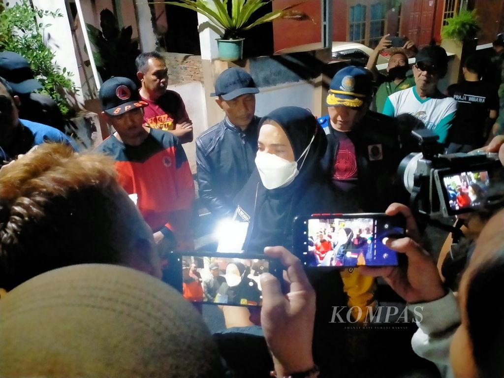 Wali Kota Bandar Lampung Eva Dwiana saat meninjau lokasi banjir dan memberi keterangan pada media, Minggu (24/2/2024) dini hari.