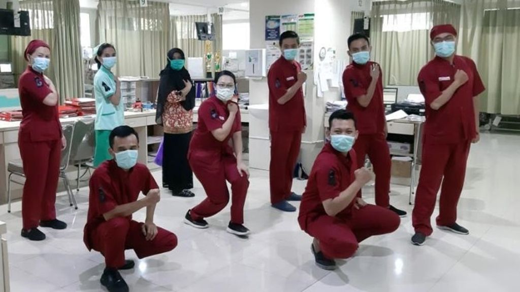 Sejumlah tenaga kesehatan di Rumah Sakit Dr Oen Solo Baru, Kabupaten Sukoharjo, Jawa Tengah, mengenakan pita hitam di lengan kanan, Jumat (10/4/2020). Pita hitam sebagai bentuk penghormatan tinggi kepada perawat yang gugur saat merawat pasien Covid-19.