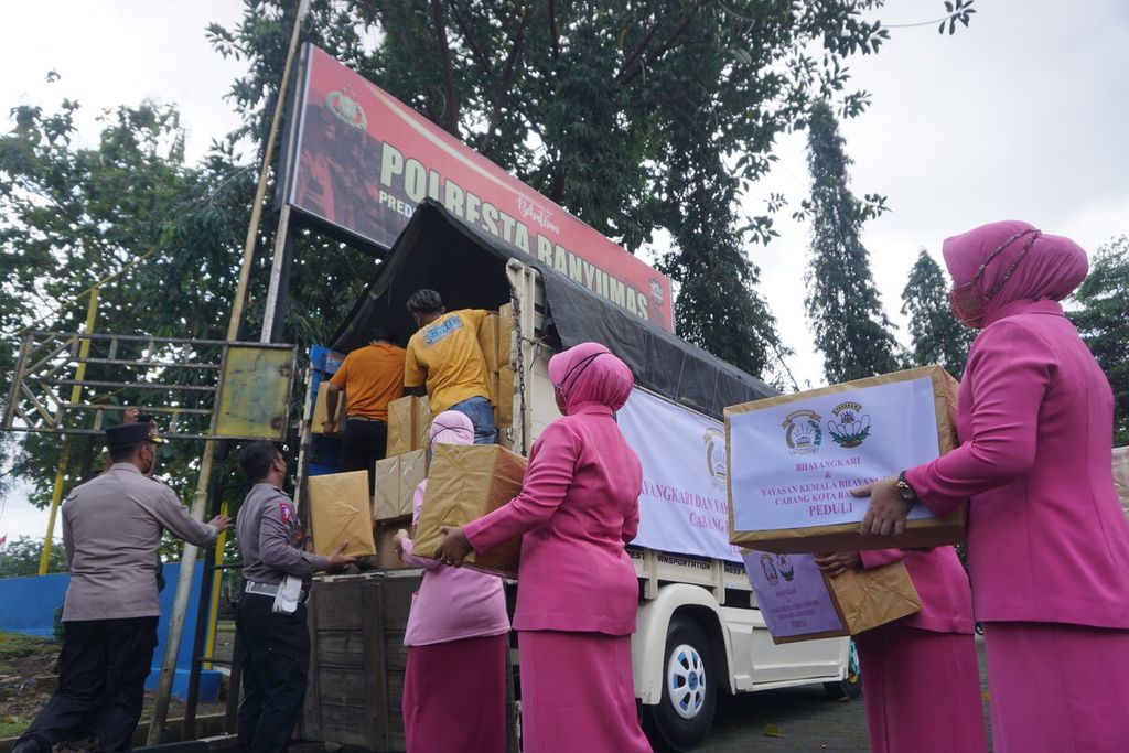 Jajaran Kepolisian Resor Kota Banyumas dan ibu-ibu bhayangkari mengirimkan bantuan bagi korban gempa Cianjur, Jawa Barat, Selasa (29/11/2022).