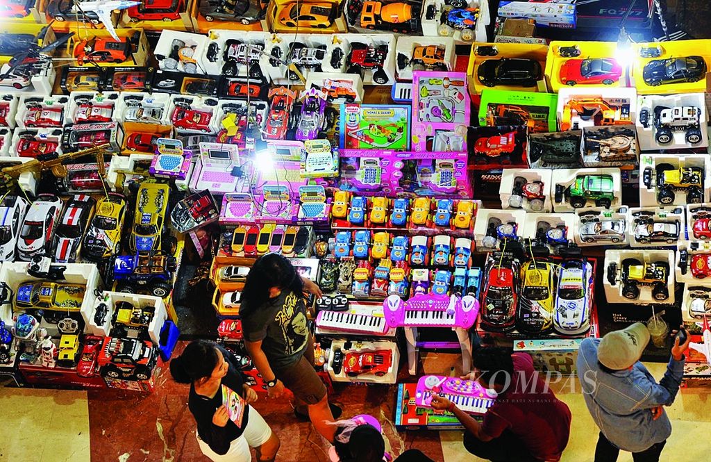 Mainan anak yang sebagian besar produk impor dari China dijual di Blok M Square, Jakarta, Selasa.