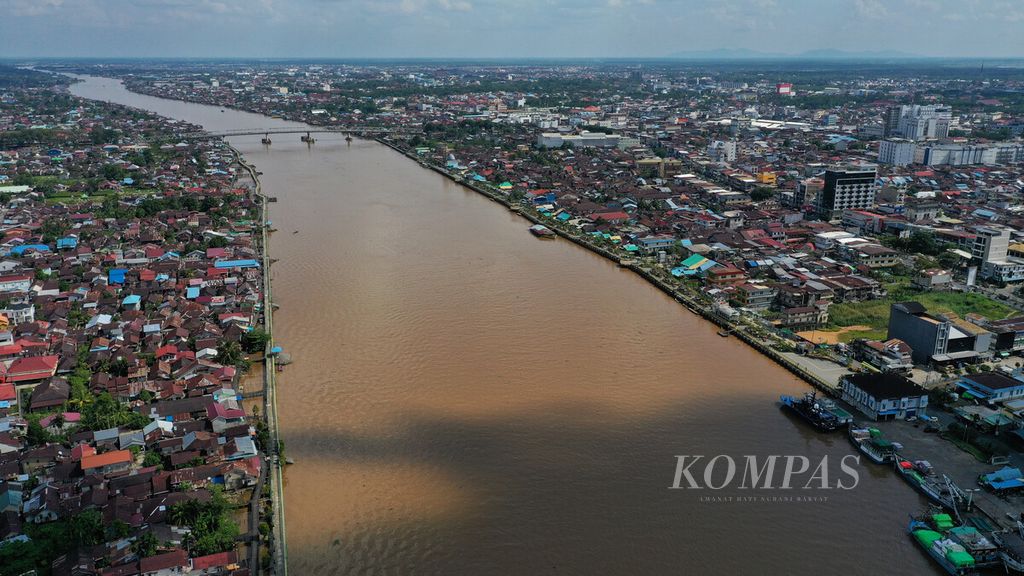 Aktivitas transportasi Sungai Kapuas di Dermaga Pedalaman Seng Hie, Kota Pontianak, Kalimantan Barat, Sabtu (9/10/2021). 