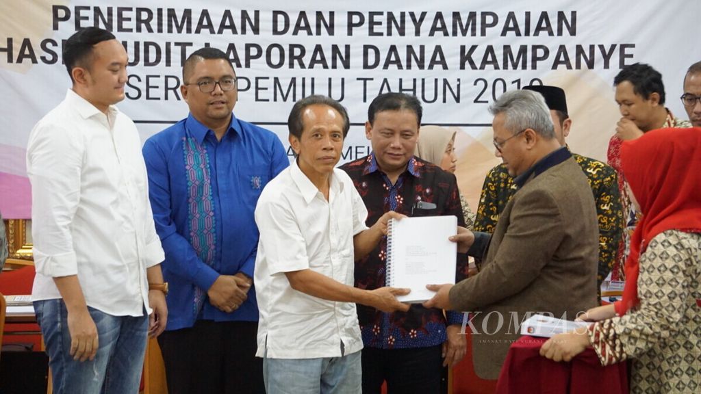 Ketua KPU Arief Budiman memberikan hasil audit laporan dana kampanye kepada perwakilan Tim Kampanye Nasional Joko Widodo-Maruf Amin dan Badan Pemenangan Nasional Prabowo Subianto-Sandiaga Uno di kantor KPU, Jakarta, Jumat (31/5/2019).