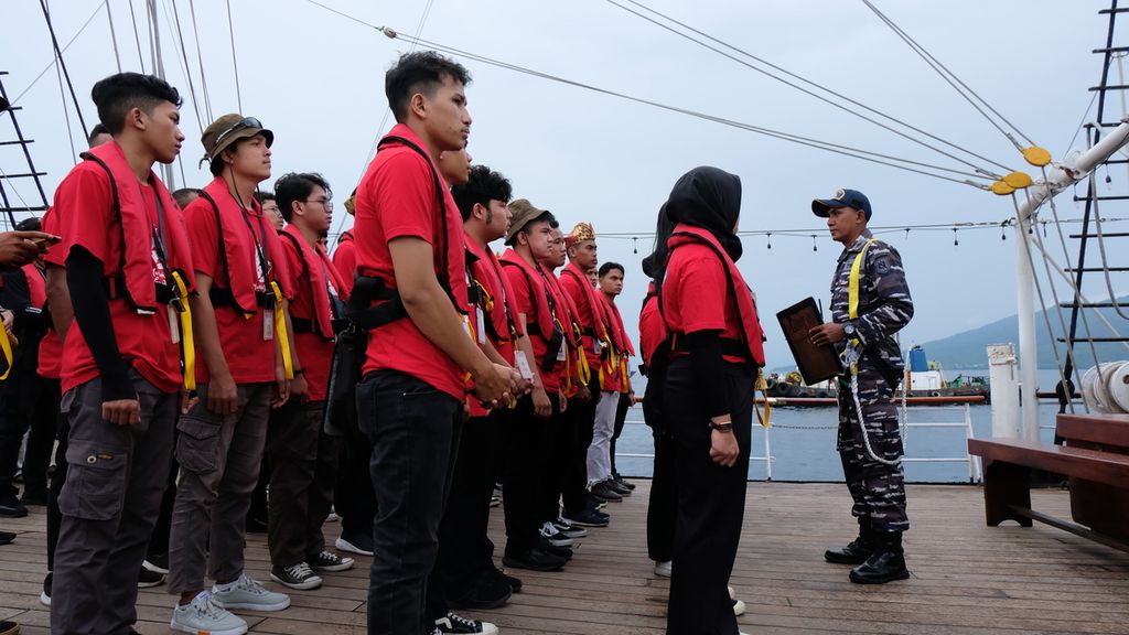 Sebanyak 37 Laskar Rempah menerima arahan dari anggota TNI Angkatan Laut sebelum berlayar dari Ternate ke Tidore, Maluku Utara, dengan Kapal RI (KRI) Dewaruci, Rabu (15/6/2022). Mereka berlayar dalam rangka Muhibah Budaya Jalur Rempah.