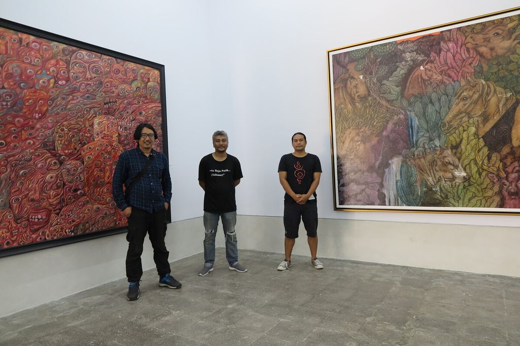 Perupa I Ketut Suwidiarta (kiri), kurator I Made Susanta Dwitanaya (tengah), dan perupa Ngurah Vandji berada di tengah-tengah pameran Pretiwimba, Minggu (14/8/2022), di Tony Raka Art Gallery Ubud, Bali.