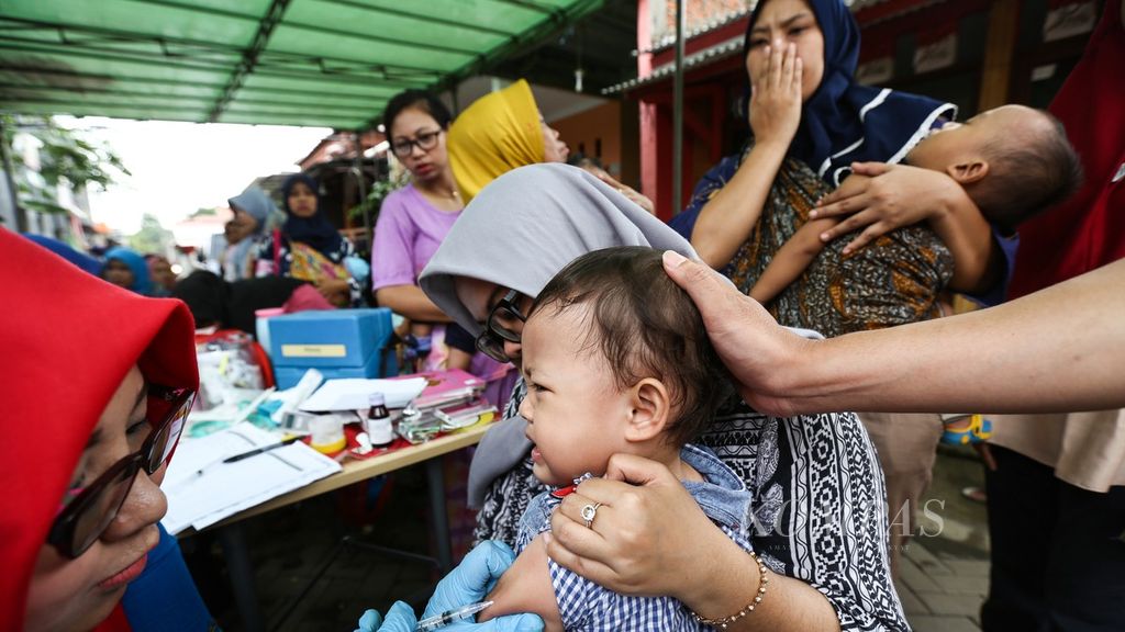 Anak balita mendapat imunisasi dari petugas kesehatan di Posyandu Bougenvile, Larangan Selatan, Kota Tangerang, Banten, Sabtu (11/1/2020). 