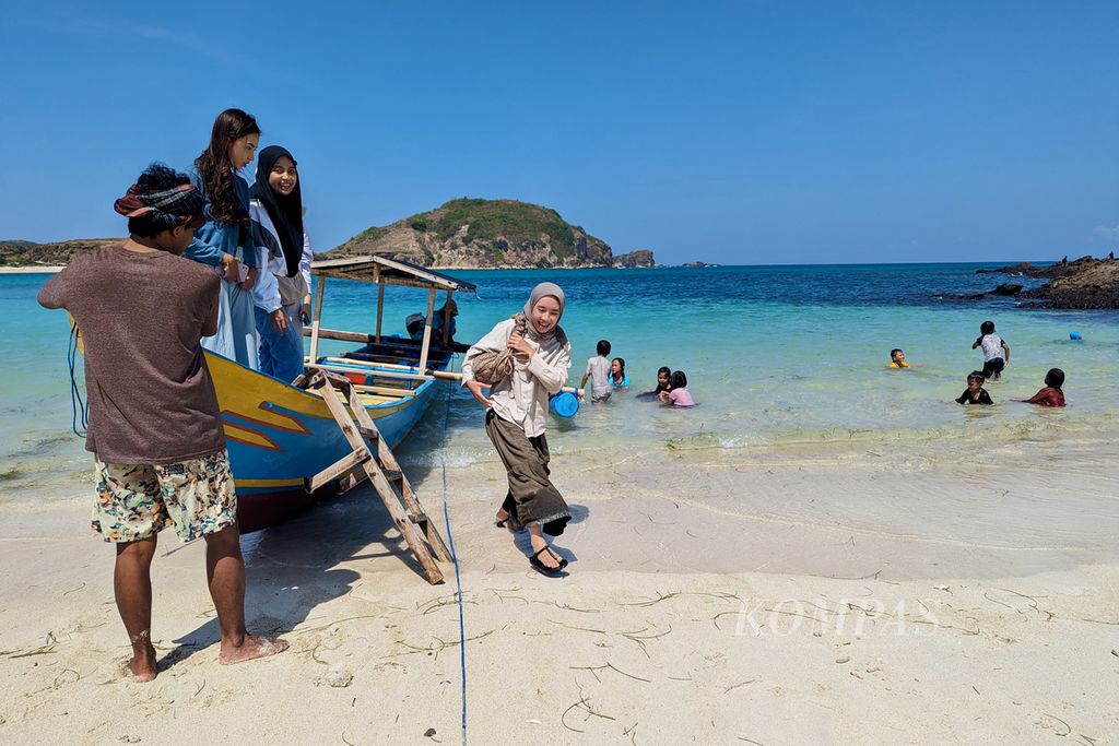 Tourists disembarked from the boat they rented to explore the Tanjung Aan Beach area in Pujut, Central Lombok, West Nusa Tenggara on Thursday afternoon (23/5/2024). For a single trip, the boat owner charges a rate starting from Rp 10,000 per person.