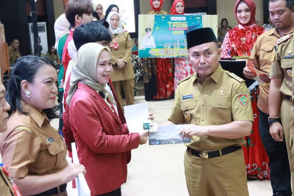 Gubernur Kalimantan Tengah Sugianto Sabran memberikan beasiswa kepada perwakilan mahasiswa di Palangka Raya, Kamis (2/5/2024). 