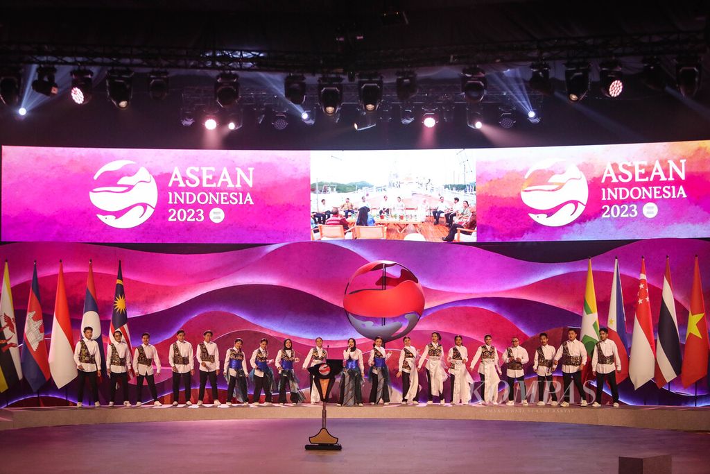 Penampilan paduan suara mengakhiri seremoni penutupan KTT ke-43 ASEAN di Jakarta, Kamis (7/9/2023). Indonesia resmi menyerahkan keketuaan ASEAN 2024 ke Laos. 