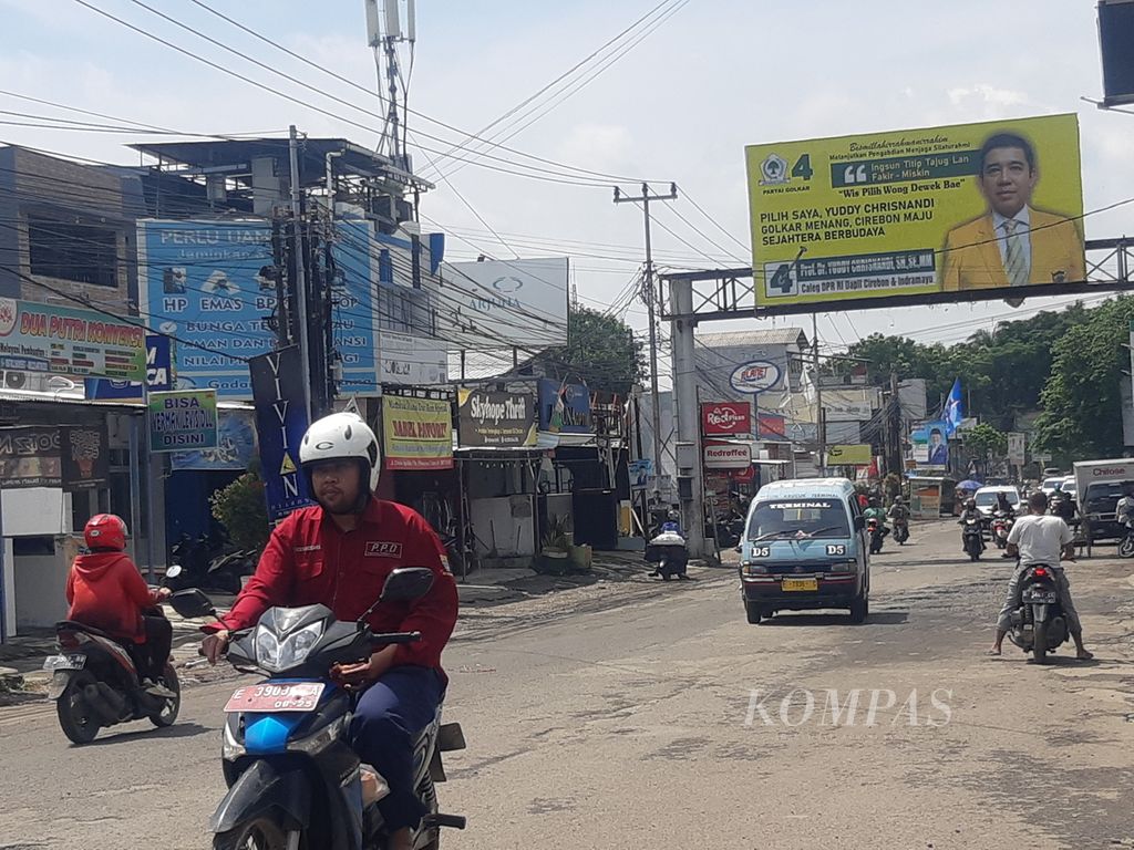 Warga melintas di bawah baliho salah satu calon anggota legislatif DPR  Daerah Pemilihan Jawa Barat VIII di Kota Cirebon, Jumat (2/2/2024). Sebanyak 152 caleg di daerah itu bersaing memperebutkan sembilan kursi DPR.