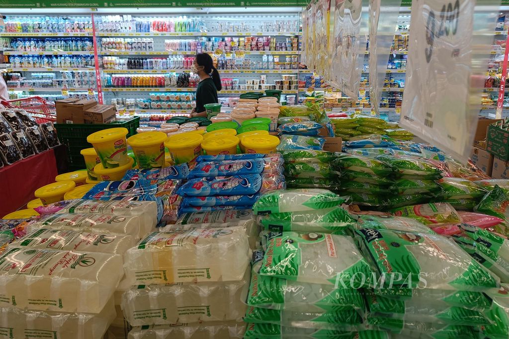 Konsumen memilih barang dagangan di pasar swalayan Superindo di Jalan Ciater Raya, Serpong, Tangerang Selatan, Banten, Rabu (22/3/2023). 
