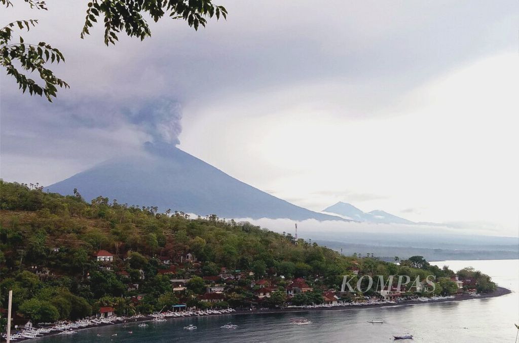 Gunung Agung, Kecamatan Karang Asem, Bali Sekitar pukul 16.17. Abu vulkanik berwarna abu-abu pekat terus keluar dari kawah Gunung Agung.