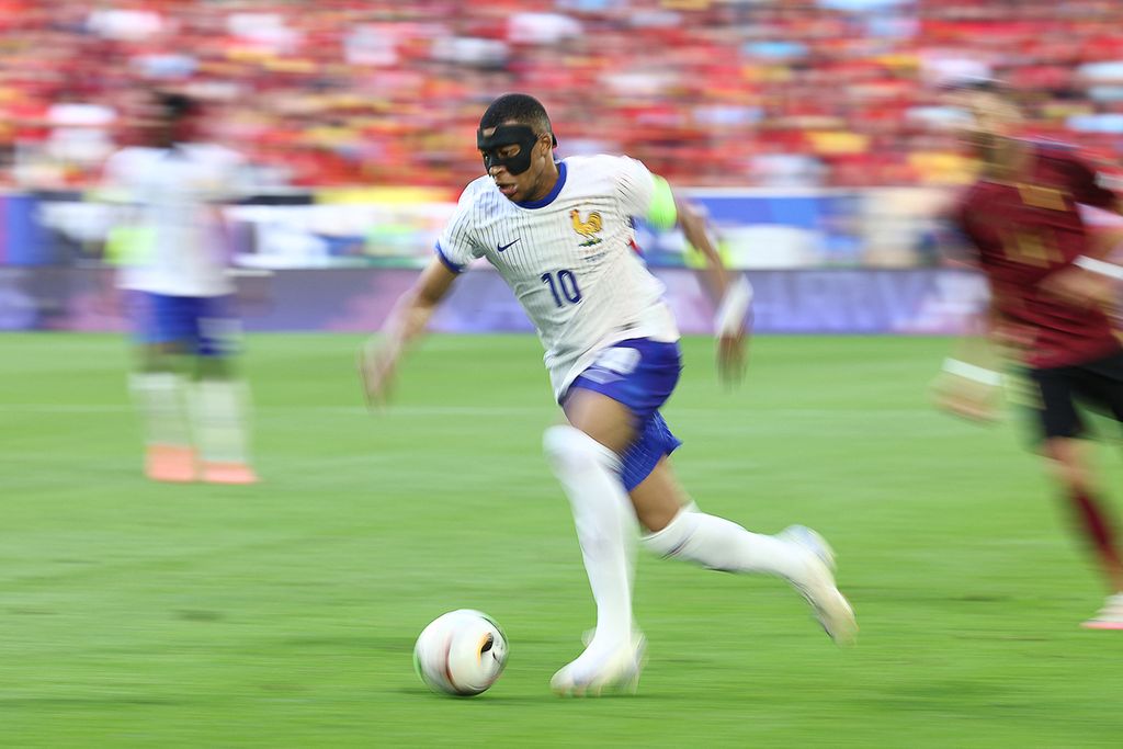 Kylian Mbappe menggiring bola saat pertandingan babak 16 besar UEFA Euro 2024 antara Perancis dan Belgia di Duesseldorf Arena, Jerman. 