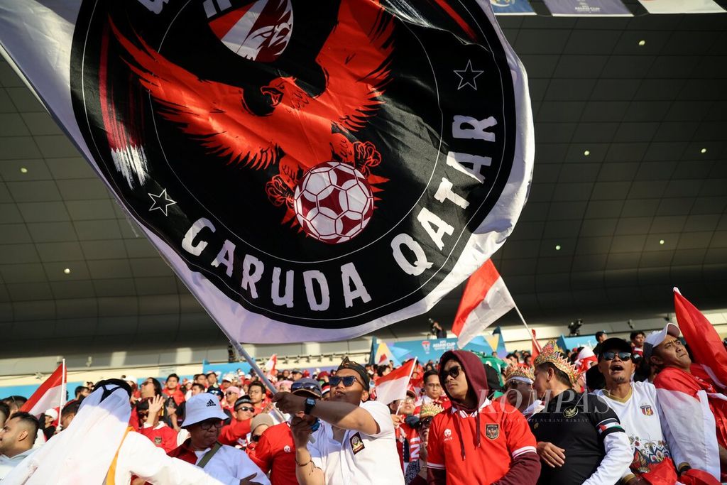 Aksi kelompok suporter Ultras Garuda Qatar saat mendukung Indonesia melawan Australia pada pertandingan babak 16 besar Piala Asia 2023 di Stadion Jassim bin Hammad, Al Rayyan, Qatar, Minggu (28/1/2024). Indonesia takluk dengan skor 0-4. 