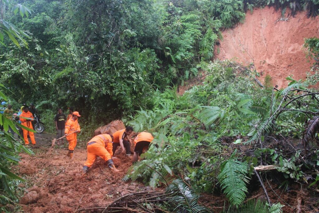 Petugas dari Badan Penanggulangan Bencana Daerah (BPBD) berupaya membersihkan material longsor di Tanuhi, Desa Hulu Banyu, Kecamatan Loksado, Kabupaten Hulu Sungai Selatan, Kalimantan Selatan, Minggu (26/3/2017). 