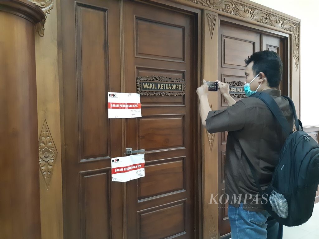 KPK menyegel ruang Wakil Ketua DPRD Jatim Sahat Tua Simanjuntak, Kamis (15/12/2022), di Surabaya, Jatim. Wakil Ketua DPRD Jatim ini diduga terlibat kasus suap.