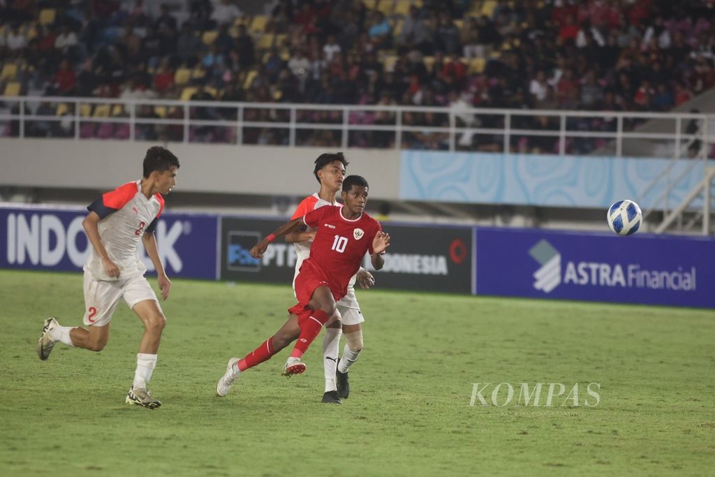 Pemain tim Indonesia U-16, Fadly Alberto Hengga (10), mengejar bola pada pertandingan babak penyisihan Grup A Piala AFF U-16 melawan Filipina di Stadion Manahan, Surakarta, Jawa Tengah, Senin (24/6/2024). 